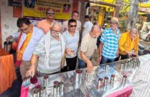 भीषण गर्मी में राहगीरों को मिली राहत, श्रद्धांजलि स्वरूप हुआ शर्बत वितरण