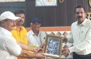 सीएमओ से मुलाकात कर प्रतिमा भेंट कर स्वागत किया गया- डॉ ओ.पी. मोर्य