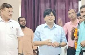 भावभीनी विदाई में जिला विद्यालय निरीक्षक के योगदान को किया गया नमन