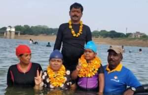10 मिनट में मां-बेटी ने तैरकर पार की यमुना, 15 वर्षीय दक्ष ने भी दिखाया दम
