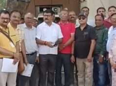 महिला चिकित्सक को धमकी देने के विरोध में चिकित्सकों का प्रदर्शन, डीएम को सौंपा ज्ञापन
