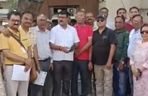 महिला चिकित्सक को धमकी देने के विरोध में चिकित्सकों का प्रदर्शन, डीएम को सौंपा ज्ञापन