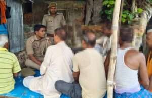 खाकी का मानवीय चेहरा: कुशीनगर में वृद्धों-दिव्यांगों के घर पहुंची पुलिस