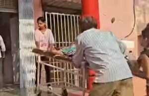 जिला अस्पताल की बदहाल व्यवस्था : मां की जान बचाने को बेटियां करती रहीं जद्दोजहद, स्वास्थ्य कर्मी रहे गायब