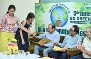 इफको फूलपुर में पर्यावरण संरक्षण का संदेश, छात्रों व संविदा कर्मियों को किया जागरूक