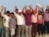 पूर्व सांसद प्रत्याशी अधिवक्ता युगल किशोर शुक्ल ने लौकहवा डिप पर पुल बनाने के लिए किया धरना प्रदर्शन