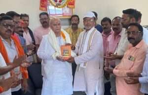 आपातकाल में जेल गए लोकतंत्र सेनानियों का भाजपा नेता मनोज जायसवाल ने किया सम्मान