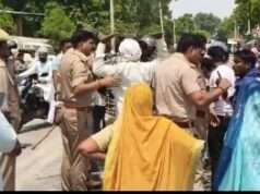 डंपर की चपेट में आने से एक महिला की मौत महिला की मौत परिजनों ने काटा हंगामा, करमा चैकी इंचार्ज सस्पेंड