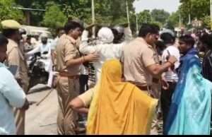 डंपर की चपेट में आने से एक महिला की मौत महिला की मौत परिजनों ने काटा हंगामा, करमा चैकी इंचार्ज सस्पेंड