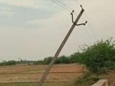 झुका 11 हजार वोल्ट का बिजली पोल, हादसे की आशंकाय जिम्मेदारों पर लापरवाही का आरोप