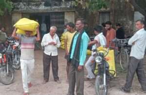 खाद वितरण व्यवस्था पर उठे सवाल, समय से समिति न खुलने से किसान परेशान