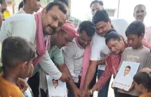 समाजवादियों ने कोरांव में मनाया पूर्व प्रदेश अध्यक्ष मोहम्मद एबाद का जन्मदिन