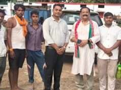 खागा में सपा नेता रामतीर्थ परमहंस ने सुनीं जनसमस्याएं, बोले- खाद के लिए परेशान हैं किसान