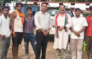 खागा में सपा नेता रामतीर्थ परमहंस ने सुनीं जनसमस्याएं, बोले- खाद के लिए परेशान हैं किसान