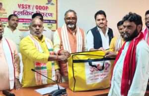 प्रभारी मंत्री ने 10 लाभार्थियों को टूलकिट का किया वितरण