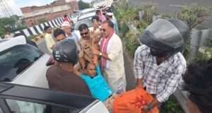 सड़क पर घायल को देख रोका काफिला, विधायक पी.एन. पाठक ने खुद उठाकर पहुंचाया अस्पताल