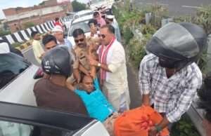 सड़क पर घायल को देख रोका काफिला, विधायक पी.एन. पाठक ने खुद उठाकर पहुंचाया अस्पताल