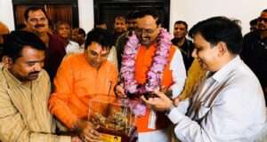 उपमुख्यमंत्री केशव प्रसाद मौर्य का भव्य स्वागत, महारानी लक्ष्मीबाई की प्रतिमा भेंट कर किया सम्मान