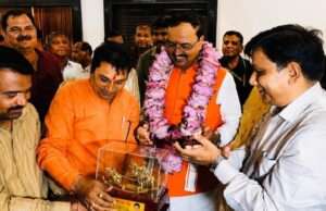 उपमुख्यमंत्री केशव प्रसाद मौर्य का भव्य स्वागत, महारानी लक्ष्मीबाई की प्रतिमा भेंट कर किया सम्मान