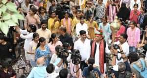 उमेश यादव का जनसेवा अभियान: अखिलेश यादव के जन्मदिन पर 1000 बेटियों को बाँटी साइकिलें