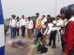 अकोढ़िया ओवरब्रिज पर भीषण सड़क हादसा, बाइक चालक की मौत, पत्नी गंभीर घायल