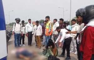 अकोढ़िया ओवरब्रिज पर भीषण सड़क हादसा, बाइक चालक की मौत, पत्नी गंभीर घायल