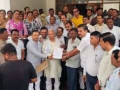 टीईटी अनिवार्यता के विरोध में प्राथमिक शिक्षक संघ का प्रदर्शन, सांसद नरेश उत्तम पटेल को सौंपा ज्ञापन
