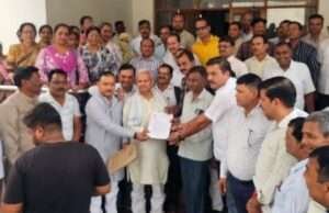 टीईटी अनिवार्यता के विरोध में प्राथमिक शिक्षक संघ का प्रदर्शन, सांसद नरेश उत्तम पटेल को सौंपा ज्ञापन