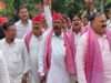 सपाइयों ने खाद-बिजली-पानी और सड़क की मांग को लेकर प्रदर्शन कर सौंपा ज्ञापन