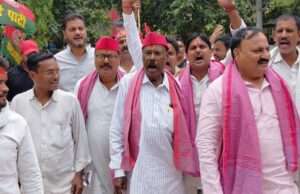 सपाइयों ने खाद-बिजली-पानी और सड़क की मांग को लेकर प्रदर्शन कर सौंपा ज्ञापन