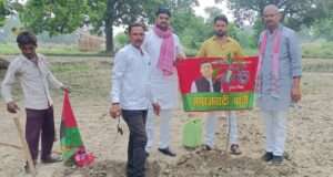सपा के राष्ट्रीय अध्यक्ष के जन्मदिन पर सपा नेता सुमित पांडेय ने लगाया पेड़