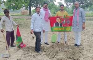 सपा के राष्ट्रीय अध्यक्ष के जन्मदिन पर सपा नेता सुमित पांडेय ने लगाया पेड़
