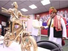 अखिलेश यादव के प्रति आस्था का अनोखा अंदाज, 58 किलो की पीतल साइकिल की भेंट