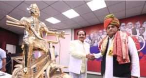 अखिलेश यादव के प्रति आस्था का अनोखा अंदाज, 58 किलो की पीतल साइकिल की भेंट