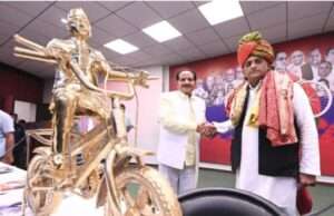 अखिलेश यादव के प्रति आस्था का अनोखा अंदाज, 58 किलो की पीतल साइकिल की भेंट