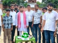 सपा नेता अब्दुल राफे ने साथियों संग मनाया अखिलेश यादव का जन्मदिन