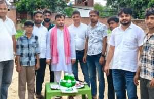 सपा नेता अब्दुल राफे ने साथियों संग मनाया अखिलेश यादव का जन्मदिन