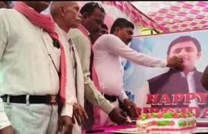सपा सुप्रीमो अखिलेश यादव के जन्मदिन पर असोथर में सपाइयों ने केक काटकर किया शरबत वितरण