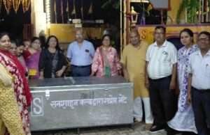 खाटू श्याम मंदिर में भजन संध्या का आयोजन, सनशाइन क्लब ने भेंट किया कूलर व टिन बॉक्स