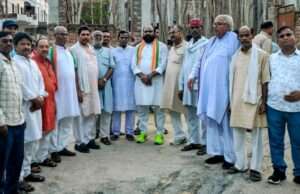 धर्मेंद्र प्रधान के इस्तीफे पर कांग्रेसियों ने मनाया जश्न, एक-दूसरे को खिलाई मिठाई