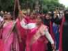 गुलाबी गैंग लोकतांत्रिक का प्रदर्शन, राष्ट्रपति व जिलाधिकारी को सौंपा ज्ञापन