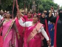 गुलाबी गैंग लोकतांत्रिक का प्रदर्शन, राष्ट्रपति व जिलाधिकारी को सौंपा ज्ञापन
