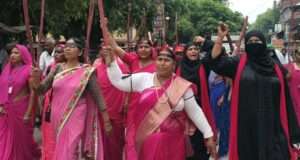 गुलाबी गैंग लोकतांत्रिक का प्रदर्शन, राष्ट्रपति व जिलाधिकारी को सौंपा ज्ञापन