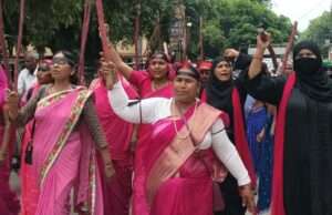 गुलाबी गैंग लोकतांत्रिक का प्रदर्शन, राष्ट्रपति व जिलाधिकारी को सौंपा ज्ञापन