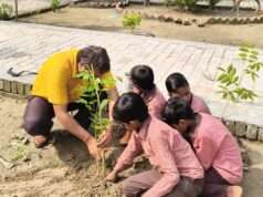 शिक्षा के साथ संस्कार व पर्यावरण संरक्षण का संदेश, प्राथमिक विद्यालय रामपुर धमावा में हुआ पौधरोपण