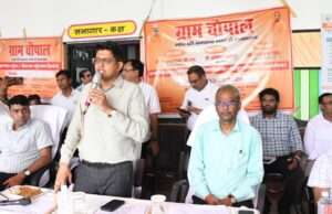 बर्डपुर में सजी ‘ग्राम चौपाल’: डीएम शिवशरणप्पा जीएन ने सुनीं ग्रामीणों की समस्याएं, लापरवाही बरतने वाले अफसरों को दी सख्त चेतावनी