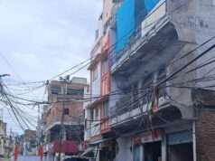 वर्षों से मौत बनकर गली में लटक रहे बिजली के तार, विद्युत विभाग को हैं किसी बड़े हादसे का इंतजार