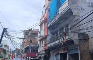 वर्षों से मौत बनकर गली में लटक रहे बिजली के तार, विद्युत विभाग को हैं किसी बड़े हादसे का इंतजार