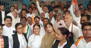 खाद की किल्लत और स्मार्ट मीटर के विरोध में कांग्रेस का प्रदर्शन, राज्यपाल के नाम सौंपा ज्ञापन