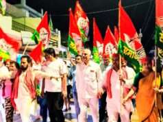 अखिलेश यादव को पुलिस द्वारा डिटेन किए जाने की सूचना पर फतेहपुर में सपा कार्यकर्ताओं का प्रदर्शन